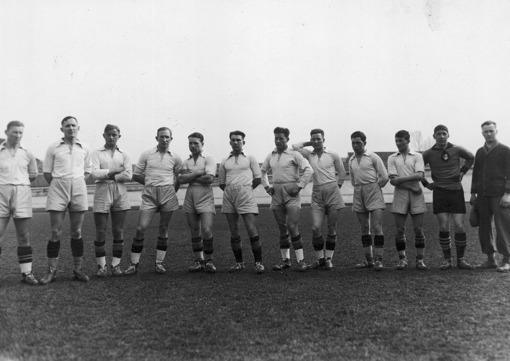 22 Strzelec Siedlce w trakcie sezonu 1934 – przed wyjazdowym meczem z Warszawianką Warszawa. Od lewej stoją: Czesław Bilewicz, Franciszek Biegański, Klemens Święcki, Stefan Czajka, Wacław Lewocki, Stefan Polak, Edward Gwoździński, Zygmunt Gwoździński, Witold Stępień, Czesław Major, Stefan Siadak i Józef Luberda. Fot. NAC