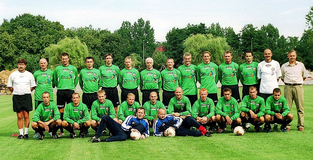 Górnik Polkowice przed startem sezonu 2003/04 w ekstraklasie. Od lewej stoją: Mirosław Dragan (trener), Piotr Faltyński (masażysta), Tomasz Moskal, Marcin Narwojsz, Bartłomiej Jamróz, ?, Arkadiusz Maciejewski, Maciej Soboń, Marcin Jeziorny, Tomasz Romaniuk, Ireneusz Adamski, Milan Bosanac, Andrzej Słowakiewicz (asystent trenera), Mariusz Jurak (kierownik drużyny); siedzą od lewej: Marcin Wojtarowicz, Sebastian Gorząd, Tomasz Żuchowski, Łukasz Nawotczyński, Tomasz Urbaniak, Marcin Szymański, Waldemar Żelasko, Krzysztof Ziemniak, Robert Malawski, Bartłomiej Majewski; leżą: Jacek Kikowski i Jacek Banaszyński. Fot. Górnik Polkowice/Encyklopedia ekstraklasy