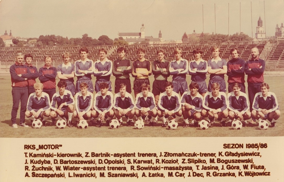 Motor Lublin przed startem sezonu 1985/86 w ekstraklasie. W pierwszym rzędzie od lewej stoją: Tadeusz Kamiński (kierownik drużyny), Zbigniew Bartnik (asystent trenera), Jan Złomańczuk (trener), Kazimierz Gładysiewicz, Janusz Kudyba, Dariusz Bartoszewski, Dariusz Opolski, Stanisław Karwat, R. Kozioł, Zbigniew Silipko, Modest Boguszewski, Roman Żuchnik, Waldemar Wiater (asystent trenera), Ryszard Sowiński (masażysta); kucają od lewej: Tomasz Jasina, Jarosław Góra, Waldemar Fiuta, Adrian Szczepański, Leszek Iwanicki, Marek Szaniawski, Andrzej Łatka, Mirosław Car, Janusz Dec, Robert Grzanka i Krzysztof Witkowski. Fot. Archiwum Pawła Kota/KK