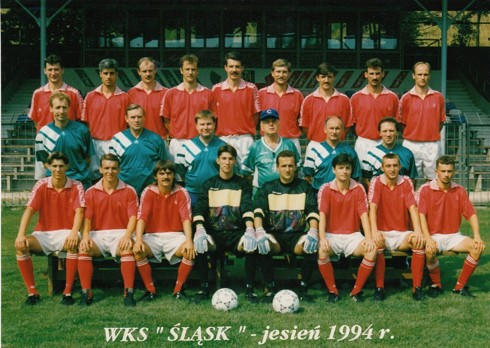 Śląsk Wrocław w sezonie 1994.95 w II lidze. W górnym rzędzie od lewej stoją: Marcin Szymański, Jarosław Góra, Sławomir Wałowski, Bogdan Pisz, Janusz Kudyba, Romuald Kujawa, Józef Kostek, Bogdan Szczęsny i Robert Gałkowski; w środkowym rzędzie od lewej: Bogusław Wilk (II trener), Piotr Ruśniok (masażysta), Maciej Reklewski (kierownik drużyny), Stanisław Świerk (trener), Jerzy Polak (kierownik sekcji) i Antoni Jawny (opiekun sprzętu); siedzą od lewej: Tomasz Moskal, Krzysztof Lakus, Robert Cieślewicz, Tomasz Bobel, Marek Siemiątkowski, Lesław Grech, Krzysztof Rodak i Marek Mazur. Fot. Archiwum. 