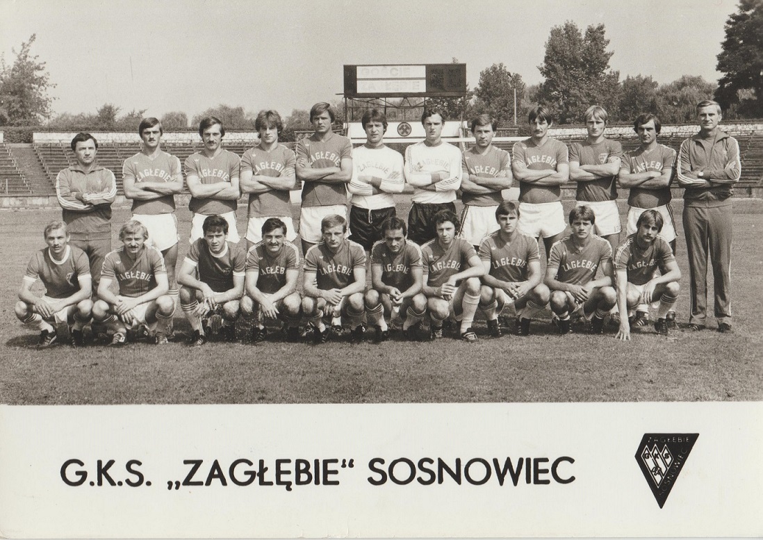 Fot. 50. Zagłębie Sosnowiec przed startem sezonu 1982/83 w ekstraklasie. Stoją od lewej:  Zbigniew Myga (asystent), Andrzej Łakomiec, Jerzy Zarychta, Jan Urban, Janusz Koterwa, Marek Bęben, Krzysztof Słabik, Wojciech Rudy, Waldemar Miska, Mirosław Makowski, Włodzimierz Mazur, Kazimierz Szmidt (trener). W dolnym rzędzie od lewej: Andrzej Przenniak, Jan Woźnica, Robert Majewski, Jarosław Konopka, Karol Kordysz, Jurek Bryła, Edward Koczuba, Jakub Nowak, Przemysław Czapla i Wojciech Sączek. Fot. Archiwum Pawla Kota
