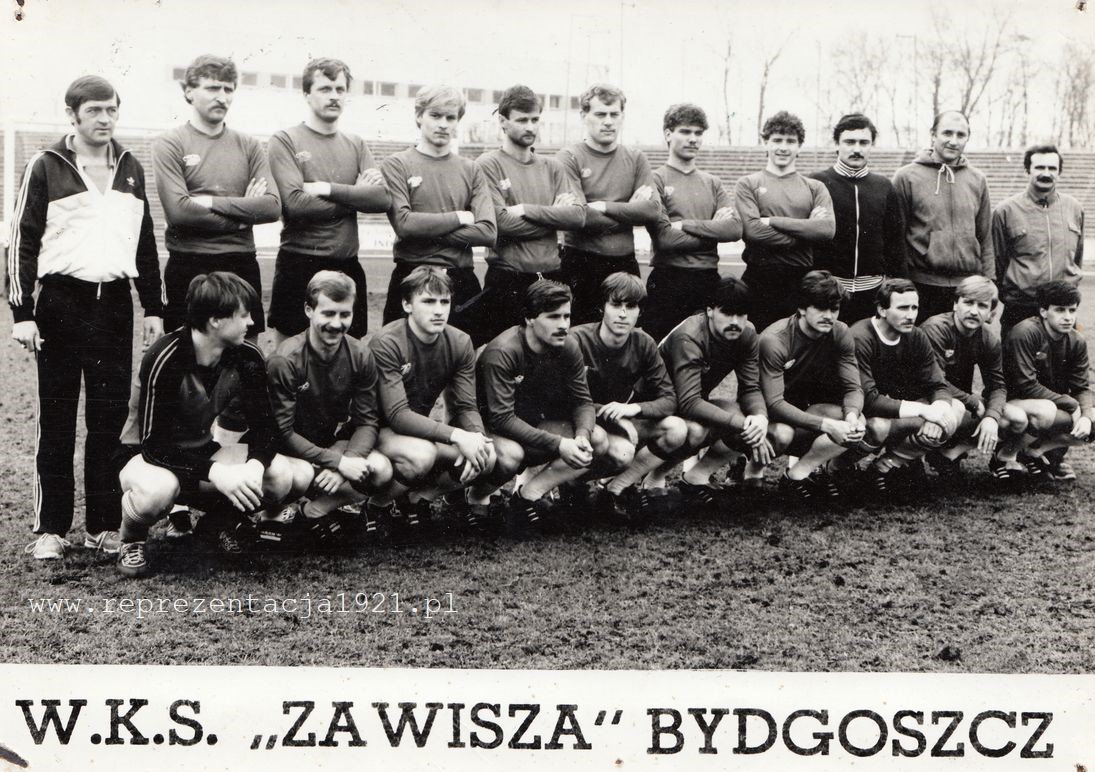 Zawisza Bydgoszcz w sezonie 1985/86 w II lidze. Od lewej stoją: Wiesław Gałkowski (trener), Adam Kwaśniewski, Tadeusz Słomiński, Wojciech Szafrański, Franciszek Jarosz, Dariusz Pasieka, Mirosław Rzepa, Tomasz Wrzesiński, Marek Czerniawski (masażysta), Kazimierz Zgoda (asystent), Waldemar Kozłowski (kierownik drużyny). Od lewej w przysiadzie: Zbigniew Rybiński, Mirosław Modrzejewski, Sławomir Kempa, Andrzej Golecki, Dariusz Durda, Jerzy Sokołowski, Paweł Straszewski, Andrzej Brończyk, Mirosław Modracki i Jacek Kot. Fot. Archiwum