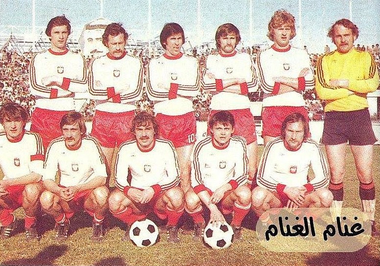 Reprezentacja Polski przed meczem z Al-Arabi. W górnym rzędzie od lewej stoją: Władysław Żmuda, Antoni Szymanowski, Kazimierz Deyna, Jan Sobol, Zygmunt Kukla; w dolnym rzędzie od lewej: Adam Nawałka, Zbigniew Płaszewski, Włodzimierz Mazur, Stanisław Terlecki, Wojciech Tyc.