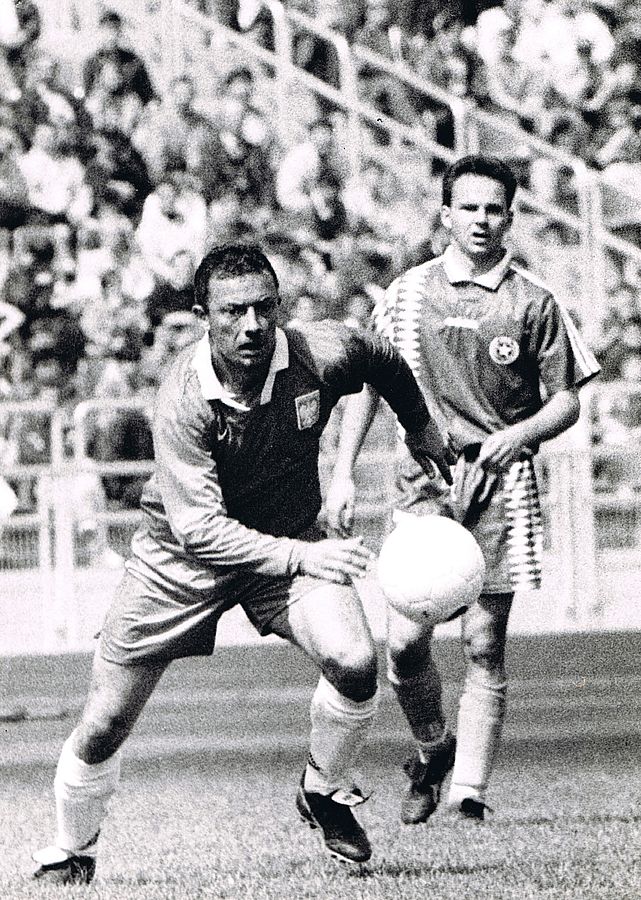 Fragment meczu Polska - Grunwald 4-0. Na zdjęciu o piłkę walczy Wojciech Kowalczyk. Fot. Jerzy Kleszcz 