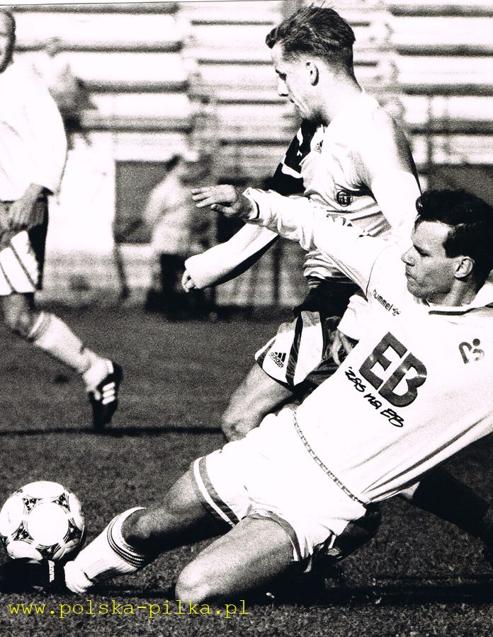 GKS Gornik 1 1 06 11 94 przy pilce Kucz i Dziuk z tylu Krzysztof Maciejewski