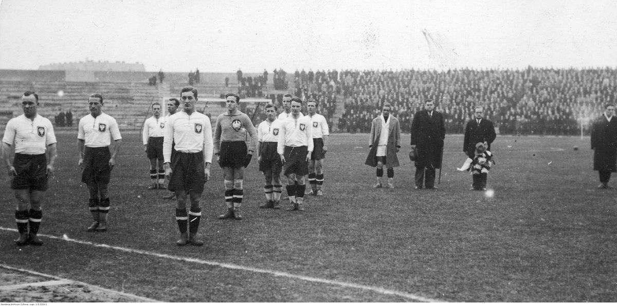 Józef Ciszewski (stoi trzeci od lewej) przed spotkaniem z Jugosławią 6-3 w 1931 roku rozegranym na stadionie Warty Poznań