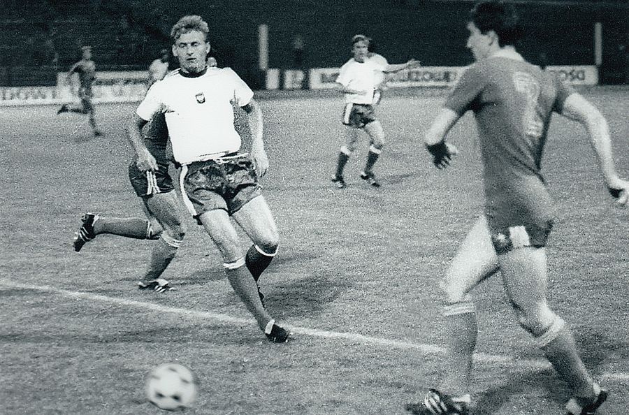 Andrzej Iwan (na zdjęciu w jednym z meczów reprezentacji) rozegrał bardzo dobre zawody przeciwko AC-Kuwejt strzelając dwie bramki. Fot. Archiwum redakcji