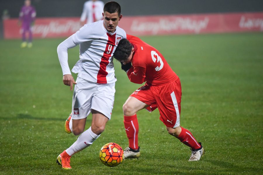 Oskar Zawada strzelił pierwszą bramkę w meczu z Szwajcarią. W swojej karierze przeszedł przez wszystkie szczeble drużyn reprezentacyjnych od U-15 do U-21. Piłkarz obecnie Wisły Płock wciąż czeka na debiut w kadrze A. Fot. Dziurek/Shutterstock 